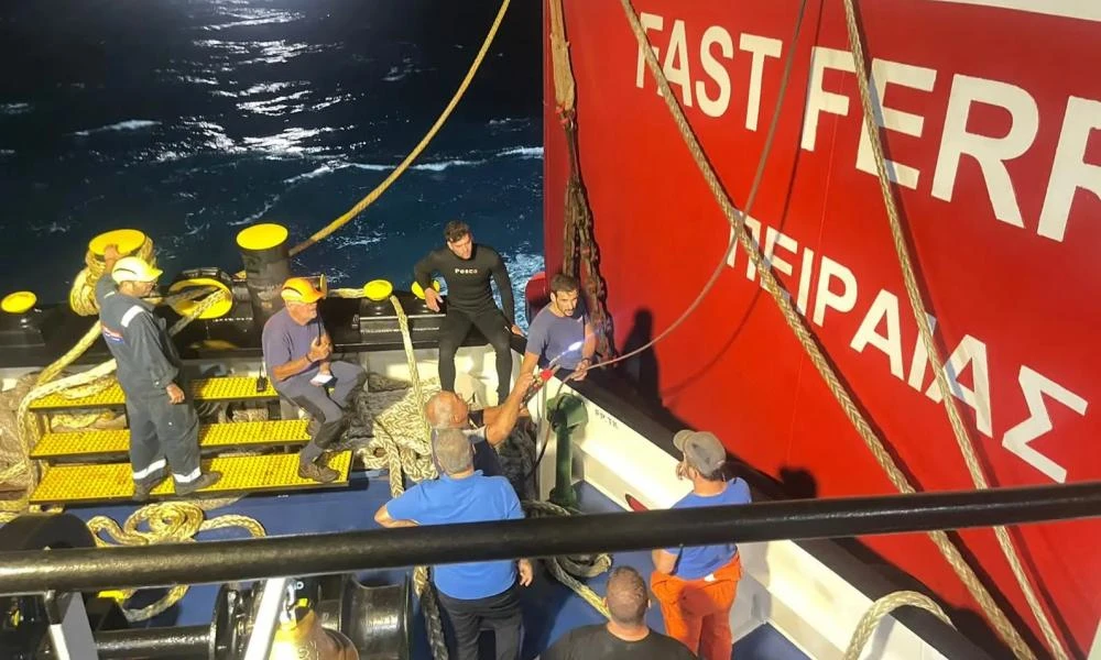 Ραφήνα: Δύτες κόβουν την αλυσίδα της άγκυρας του Fast Ferries Andros